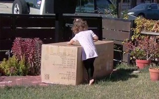 Mẹ đưa cho con gái 2 tuổi nghịch điện thoại và cái kết khiến mẹ phải "cười ra nước mắt"