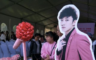 Hành động ý nghĩa của fan Trung trong ngày showbiz châu Á ngập tràn tang thương gây xúc động