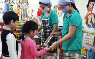 Lo nguồn nước bẩn, trường học dùng nước bình nấu ăn cho học sinh