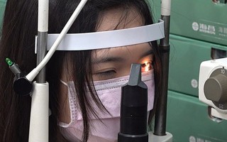 Bị mù màu và suýt gặp tai nạn khi qua đường, cô gái không ngờ nguyên nhân là do thói quen mình dùng điện thoại bấy lâu
