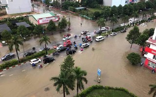 ẢNH: TP Vinh chìm trong biển nước, người dân bì bõm trên đường sau 2 ngày mưa lớn 