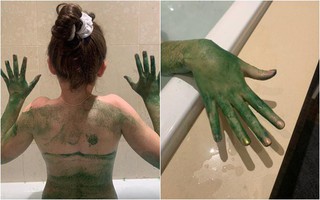 Nghe tiếng con hét trong nhà tắm, mẹ chạy vào và sửng sốt khi thấy con như "người ngoài hành tinh"