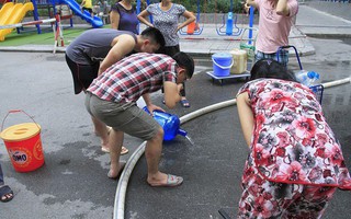 Doanh nghiệp thừa nhận dùng xe chở nước tưới cây đưa nước sạch miễn phí cho dân Hà Nội