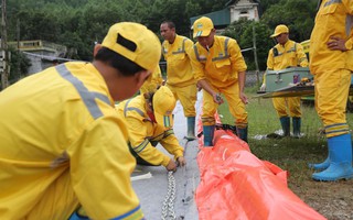 Vụ nước sinh hoạt ở Hà Nội bị nhiễm dầu: Triển khai lắp đặt hệ thống lưới lọc dầu trên suối Trâm và hồ Đầm Bài