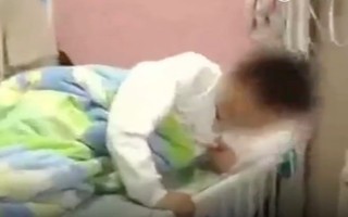 Quên không đổ thùng rác, các em học sinh bị giáo viên đưa ra hình phạt tàn nhẫn đến mức phải nhập viện