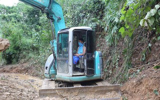 Hiện trường vụ đổ trộm dầu xuống sông Đà: Công nhân nạo vét bịt mũi vì mùi hôi, khét bốc lên nồng nặc