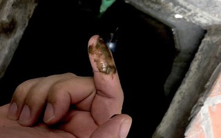 Sau sự cố nước nhiễm dầu ở Hà Nội, nhiều bể chứa nước dự phòng bỗng xuất hiện chất nhầy lạ?