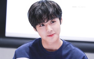 Không riêng gì Sulli, nam thần tượng này mới ra mắt được 2 năm đã bị bôi nhọ trên mạng nhiều đến nỗi in được thành sách