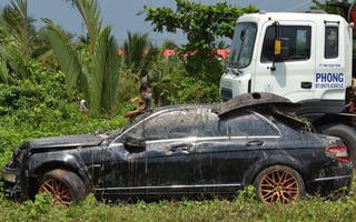 Hé lộ nguyên nhân, danh tính 3 người chết trong xe Mercedes dưới kênh nước ở Tiền Giang
