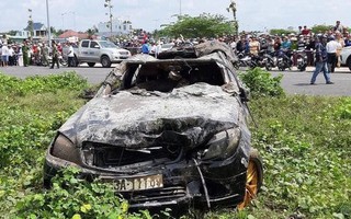 Cận cảnh chiếc Mercedes có thi thể 2 người đàn ông và 1 phụ nữ mang thai được trục vớt