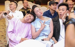 Bức ảnh hot trong ngày: Hoài Linh tái xuất, vui vẻ nói cười với Thị Bình - Nhật Kim Anh của "Tiếng sét trong mưa" 