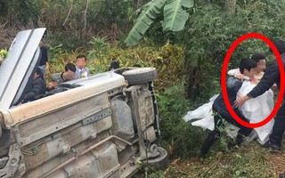 Xe hoa lật nghiêng - Sự cố đám cưới khiến cô dâu chú rể và quan viên hai họ tái mét mặt