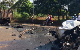 Bình Phước: Xe rước dâu đâm trực diện xe tải, 2 người thương nặng