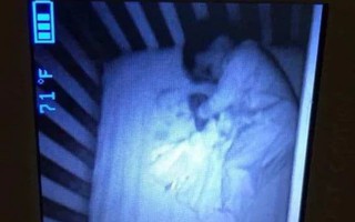 Tối soi camera thấy có "bóng ma" nằm cạnh con, đến khi kiểm tra mẹ mới phát hiện sự thật trớ trêu 