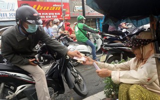 Người phụ nữ Sài Gòn một thời giàu có, 94 tuổi sống gầm cầu, bán vé số