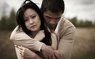 Khi người đàn ông sang trọng bước vào phòng hội nghị, tôi không thể tin nổi nhưng càng sửng sốt hơn khi anh ấy đưa ra cặp nhẫn cưới đính kim cương