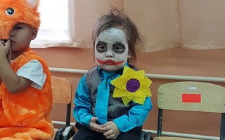 Em bé sáng nhất MXH hôm nay: Khi bạn đã quá mệt mỏi mà vẫn phải hóa trang thành Joker 