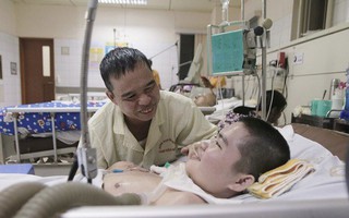 Cậu bé bất ngờ tỉnh dậy, mỉm cười rạng rỡ sau 2 năm sống thực vật