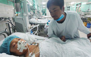 Bé gái 9 tuổi đang ngủ bị rắn độc cắn nguy kịch, người cha nghẹn ngào: "Em còn chưa kịp mua búp bê cho con"