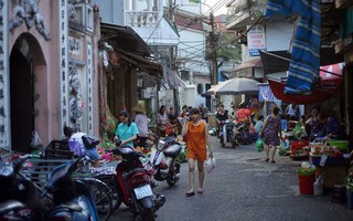 Mùa rươi đến người tiêu dùng Hà Nội lại thi nhau ghé qua khu chợ này, giá tuy cao nhưng vẫn tấp nập người mua 