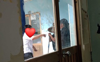 Bị thầy cô đuổi ra ngoài vì nói chuyện riêng, nữ sinh vẫn lầy lội "tám" xuyên lớp học với cô lao công khiến dân mạng bó tay