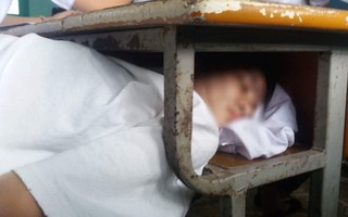 Đang học mà buồn ngủ sợ thầy phát hiện, nữ sinh chui đầu vào ngăn bàn đánh một giấc ngon lành  