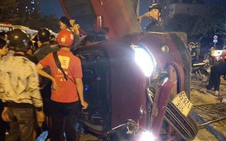 Hà Nội: Ô tô bất ngờ lật nghiêng giữa đường, nhiều người đi cạnh hú hồn