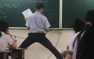 Khi lên bảng thì cao quá đúng là cái tội, nam sinh phải "thả dáng" mới viết được thế mà dân mạng lại phì cười cảnh báo sự cố