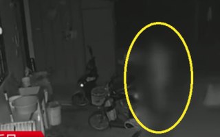 Nửa đêm tỉnh giấc vì có ai đụng vào, người phụ nữ tá hỏa phát hiện đứng bên cạnh giường là một người đàn ông lạ mặt khỏa thân