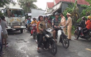 Người phụ nữ bán bánh chuối chiên thoát chết khi xe tải tông vào nhà