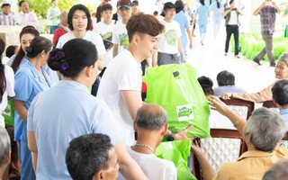 Ngô Kiến Huy trổ tài nấu cháo gà siêu ngon cùng các nghệ sỹ dành tặng quà cho người cao tuổi ở Cần Thơ