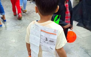 Đi dự tiệc Halloween vẫn không quên đóng tiền điện nước, cậu bé khiến dân mạng không ngừng cười "ha ha"