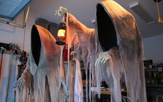 Trang trí Halloween ngoài sân vườn kiểu này chắc chắn khiến hàng xóm run bần bật vì sợ hãi