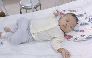 Mẹ tự ý dùng thuốc nam cho con, con 3 tháng tuổi bị sốc, sau 12 giờ hồi sức tích cực, 24 giờ lọc máu mới có phản ứng trở lại