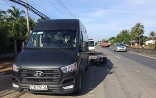 Tông vào ô tô dừng bên đường, cả gia đình bị ngã xe, 2 cha con tử vong, 2 người khác bị thương nặng