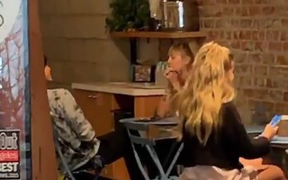 Chia tay bạn gái chưa bao lâu, Miley Cyrus bị bắt gặp hẹn hò người mới, danh tính khiến ai nấy đều bất ngờ