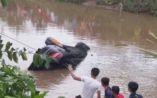 Vụ xe Mercedes lao xuống kênh, 3 người tử vong: Những dấu vết ám ảnh ở hiện trường