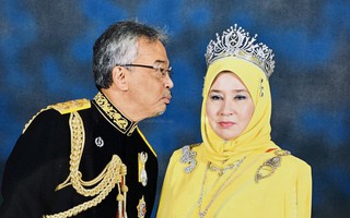 Hoàng hậu Malaysia gây sốt cộng đồng mạng với bức ảnh nghìn like về khoảnh khắc người chồng Quốc vương nhoài người định trao nụ hôn