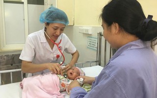 Mẹ uống lá cây lợi sữa khiến con bị nôn trớ, tím tái phải nhập viện cấp cứu
