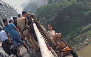 Hà Nội: Giải cứu thành công người phụ nữ dắt con trai 8 tuổi định nhảy cầu Chương Dương tự tử