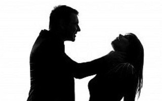 Rúng động một phụ nữ bị cướp đập búa đinh vào đầu, bóp cổ trong nhà