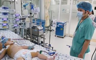 Bác sĩ dùng phương pháp "hồi sinh tim phổi" cứu bé gái 30 tháng tuổi nguy kịch vì viêm phổi cực nặng