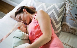 Mẹ ngủ quên khi nằm cho con bú, bé trai 15 ngày tuổi ngạt thở dẫn đến tử vong