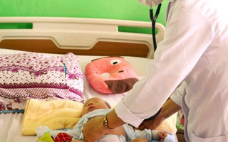 Nhiều trẻ nhập viện vì viêm phổi tái đi tái lại nhiều lần do thay đổi thời tiết, bác sĩ khuyến cáo những dấu hiệu cha mẹ cần đưa con đi khám