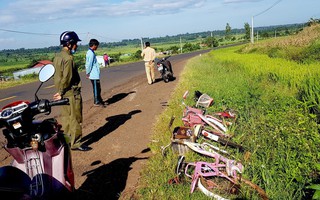 Ô tô biển xanh đi sai đường tông 3 học sinh trọng thương