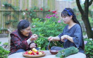 Xuất thân từ gia đình tan vỡ, thời niên thiếu phải bỏ học, ai ngờ “tiên nữ đồng quê" Lý Tử Thất giờ đã trở thành triệu phú ở tuổi 29