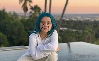 Công chúa Harper Beckham cực ngầu trong bộ tóc xanh, tự tay hóa trang cho các anh trai cùng bố David nhân dịp Halloween
