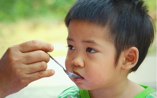 Mớm cơm cho cháu ăn, bà vô tình khiến cháu bị viêm toàn bộ niêm mạc dạ dày