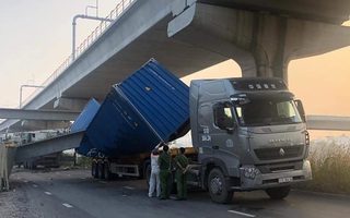 TP.HCM: Container mất lái kéo sập dầm bê tông cầu vượt bộ hành khiến người dân khiếp vía