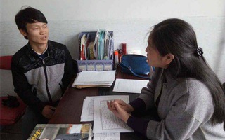 Cô giáo tuyên bố trước lớp cậu học sinh là kẻ ăn trộm, ông bố nói 1 câu khiến cô ngượng đỏ mặt, hối hận xem lại bản thân mình